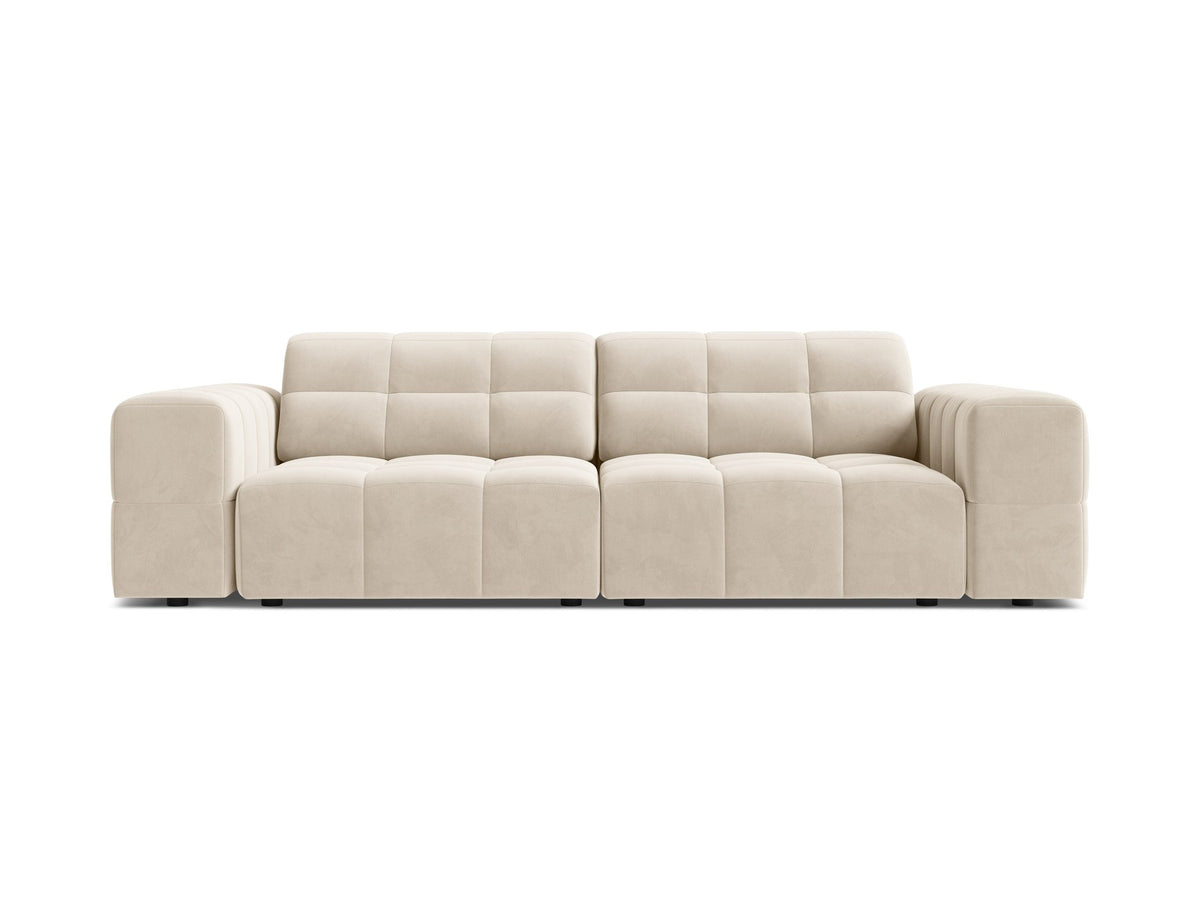 Beige gepolstertes 3er Sofa Jennifer von Micadoni mit schwarzen Kunststoffbeinen und leicht geneigter Rückenlehne, Stoffbezug Bluvel.