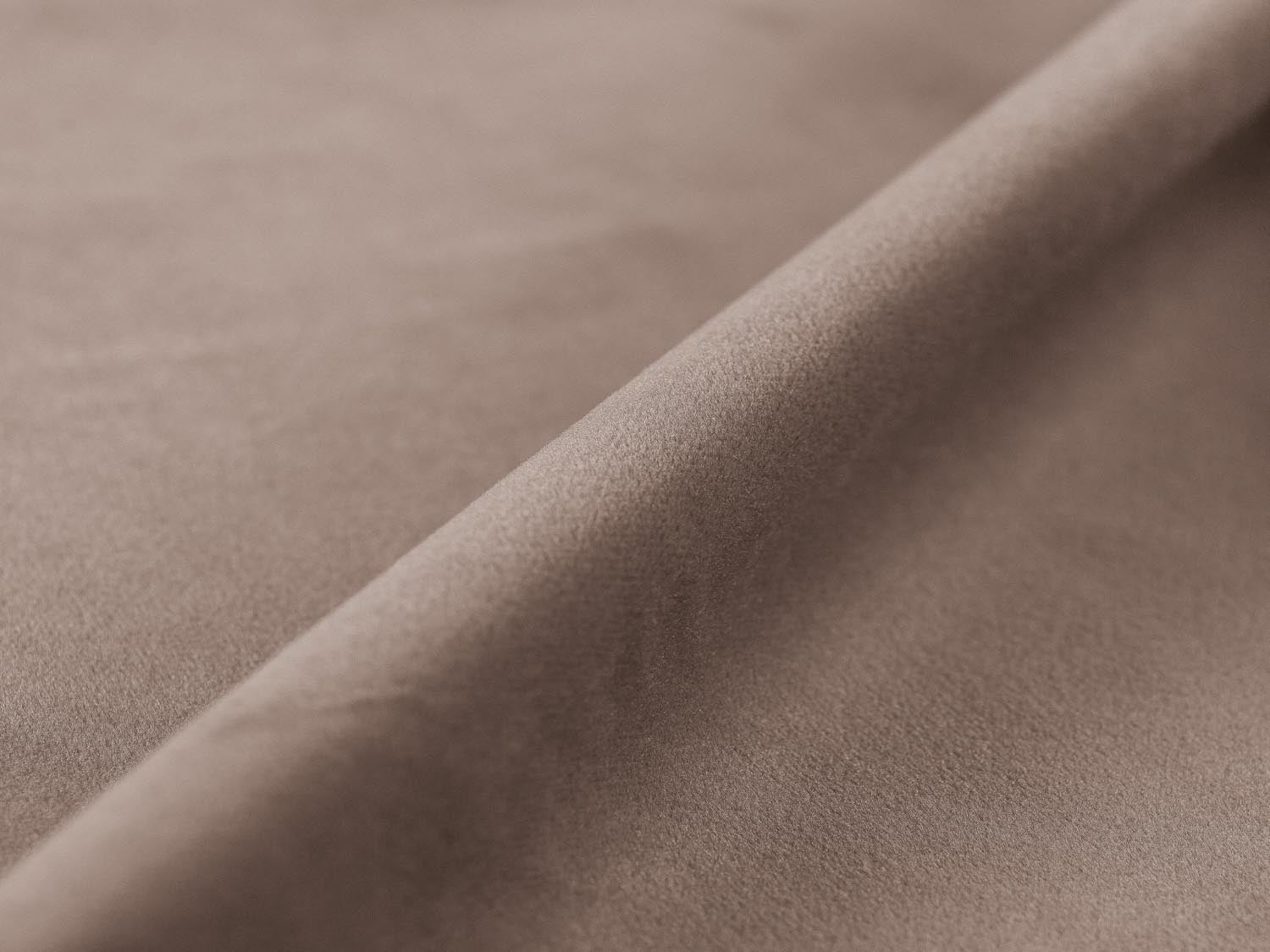 Noomi Velour Sofa 3 Sitzer in Warm grey präsentiert im Onlineshop von KAQTU Design AG. 3er Sofa ist von Micadoni