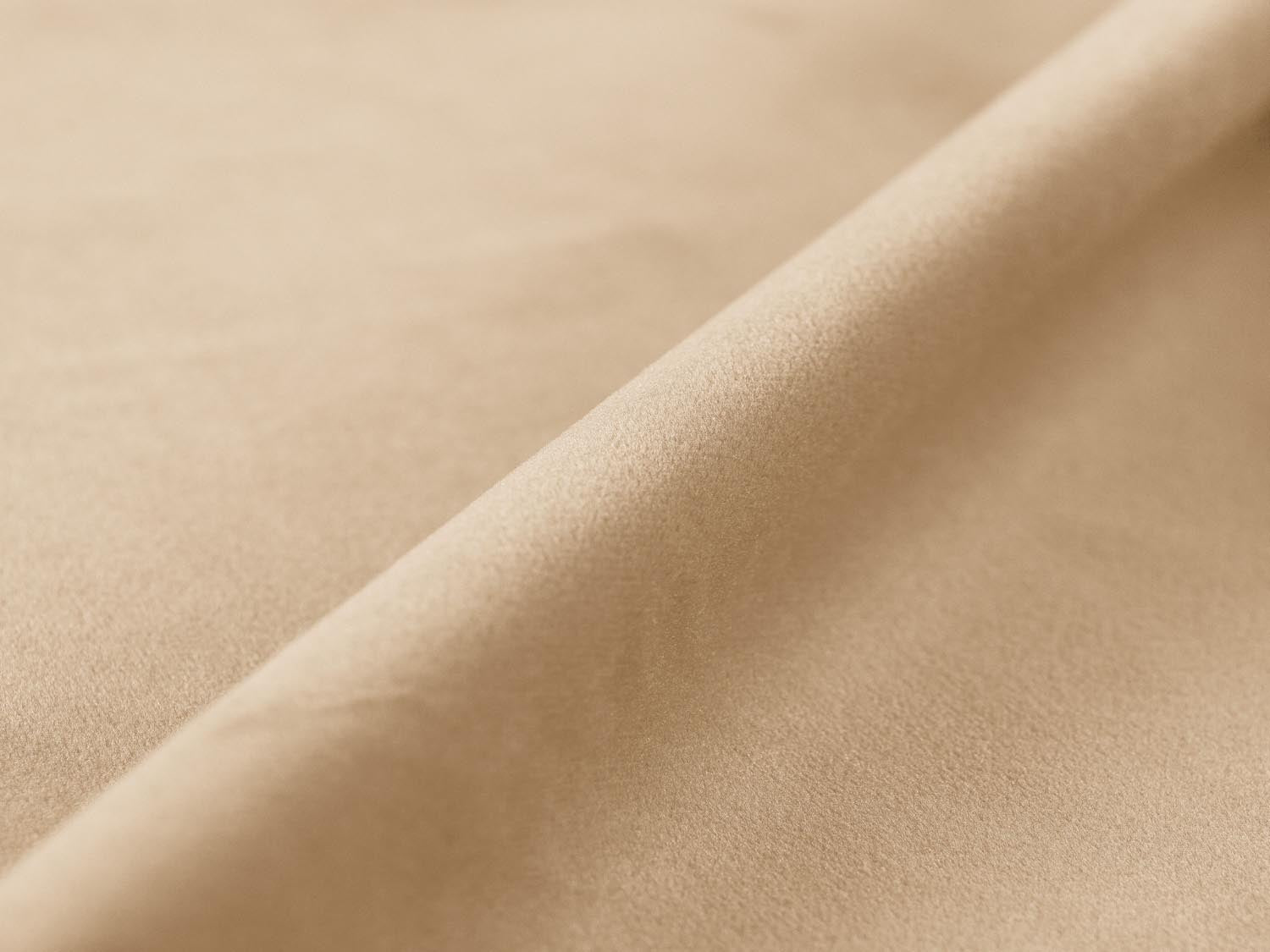 Elegantes 3-Sitzer Sofa Nuria aus weichem Velour in sanftem Nude, ideal für stilvolle Wohnräume. Hochwertige Verarbeitung von Micadoni.