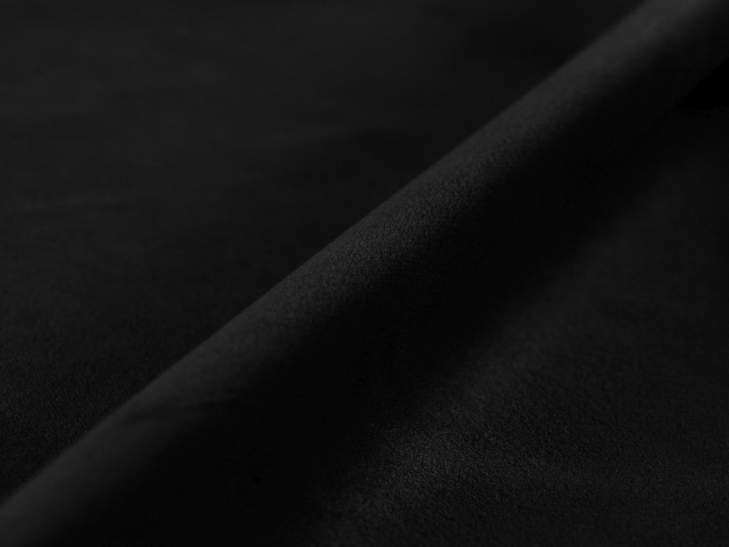 Elegantes 3-Sitzer Sofa Nuria aus weichem Velours in stilvollem Schwarz, ideal für gemütliche Abende und modernes Wohndesign.