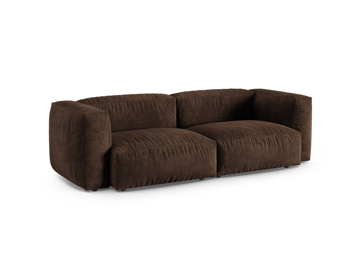 3er Sofa Martina von Micadoni in Schokolade mit Veloursstoff-Bezug, schwarzen Kunststoffbeinen und breiter Sitzfläche für drei Personen.