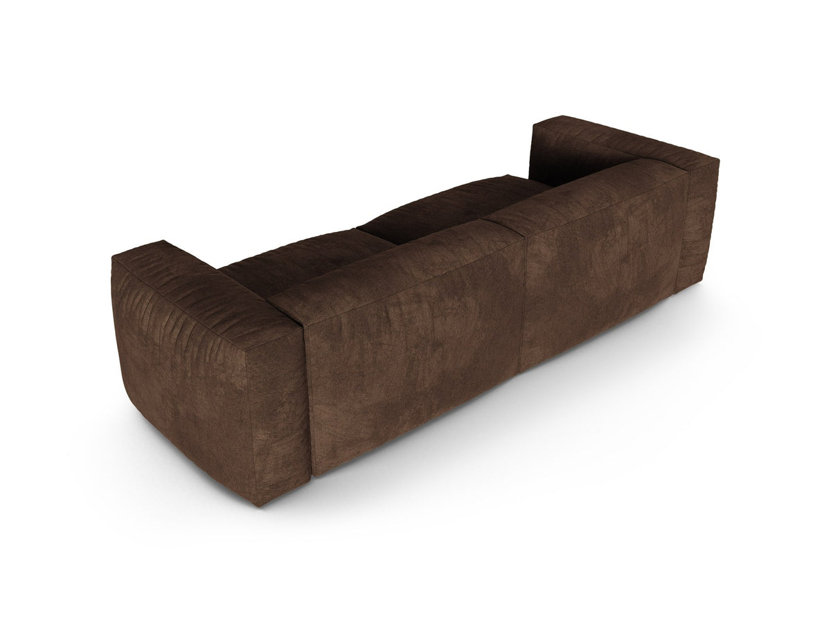 3er Sofa Martina von Micadoni in Schokolade mit Veloursstoff-Bezug, schwarzen Kunststoffbeinen und breiter Sitzfläche für drei Personen.
