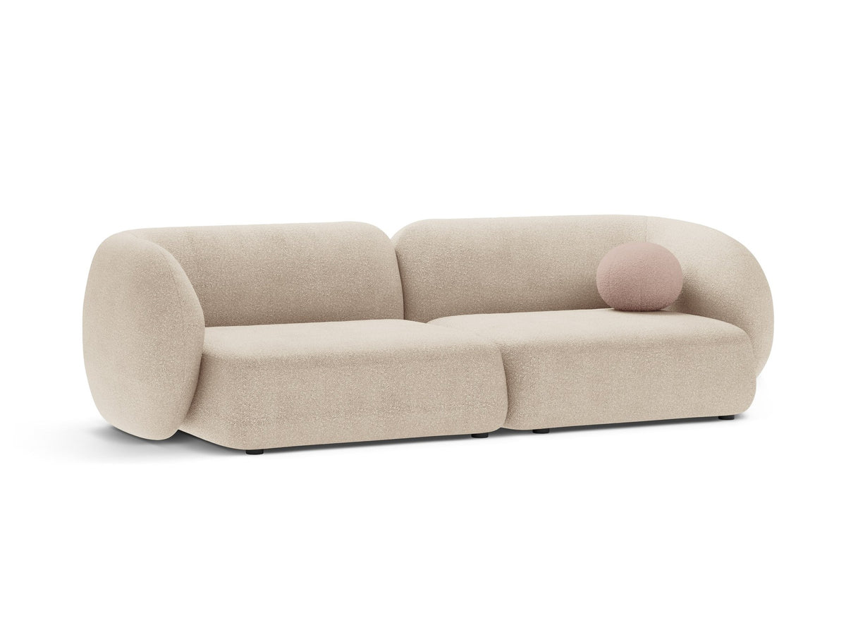 Weisses 4er Sofa Kate von Micadoni mit strukturiertem Bouclé-Stoff, schwarzen Kunststoffbeinen und breiter Sitzfläche.