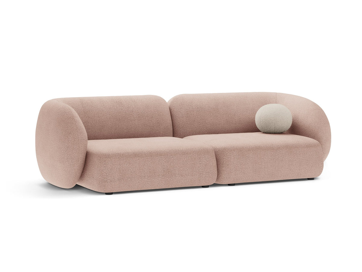 Weisses 4er Sofa Kate von Micadoni mit strukturiertem Bouclé-Stoff, schwarzen Kunststoffbeinen und breiter Sitzfläche.
