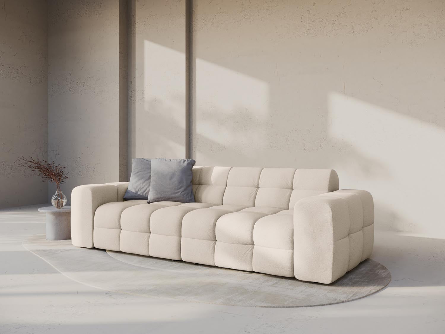Elegantes Kendal 4-Sitzer Sofa in sanftem Beige, ideal für stilvolle Wohnräume. Hochwertige Verarbeitung von Micadoni.