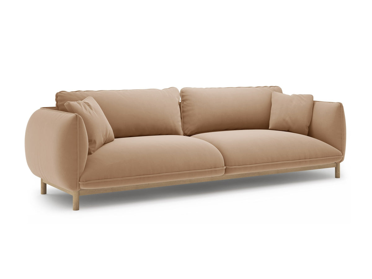 Vierersofa Ada von Micadoni in Mandel beige mit Casino-Stoffbezug, gerundeten Armlehnen und sichtbarem Buchenholzgestell auf Holzbeinen.