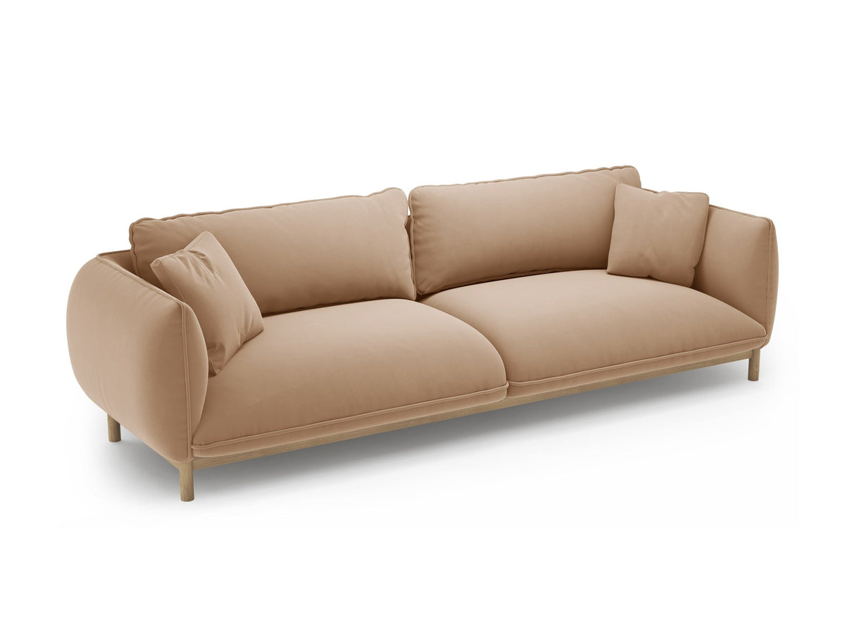 Vierersofa Ada von Micadoni in Mandel beige mit Casino-Stoffbezug, gerundeten Armlehnen und sichtbarem Buchenholzgestell auf Holzbeinen.