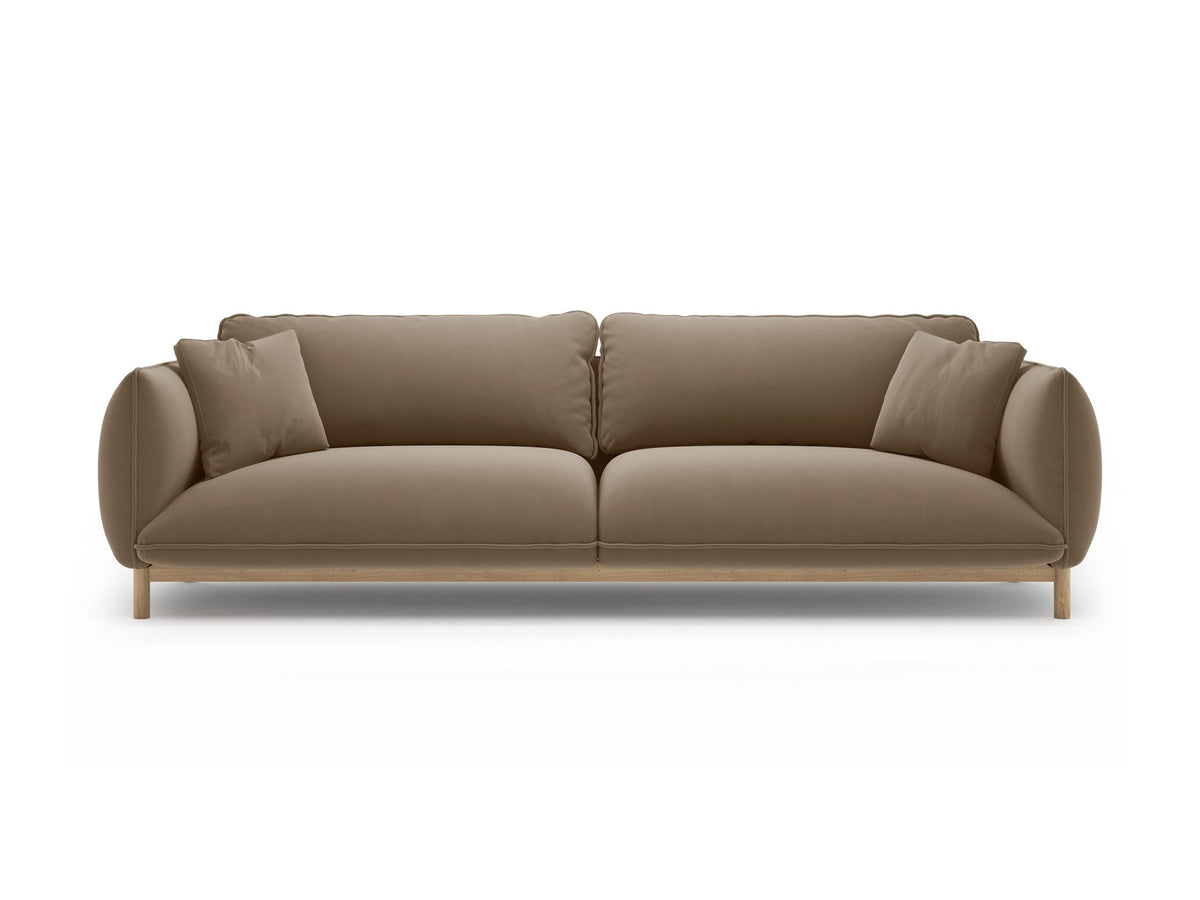Vierersofa Ada von Micadoni in Mandel beige mit Casino-Stoffbezug, gerundeten Armlehnen und sichtbarem Buchenholzgestell auf Holzbeinen.