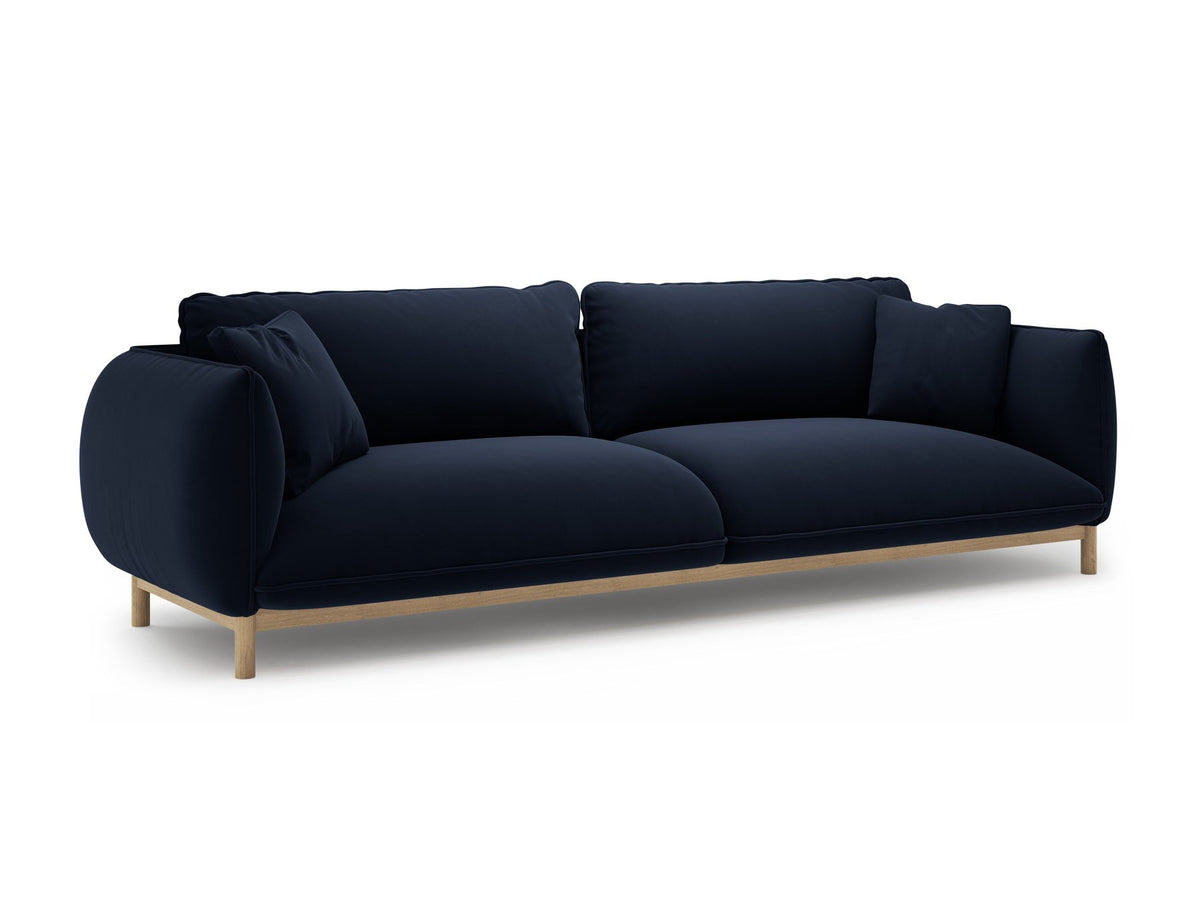 Vierersofa Ada von Micadoni in Mandel beige mit Casino-Stoffbezug, gerundeten Armlehnen und sichtbarem Buchenholzgestell auf Holzbeinen.