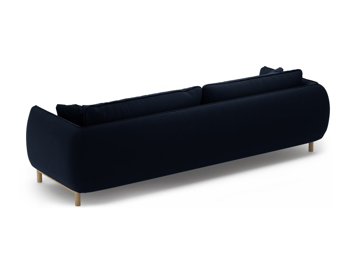 Vierersofa Ada von Micadoni in Mandel beige mit Casino-Stoffbezug, gerundeten Armlehnen und sichtbarem Buchenholzgestell auf Holzbeinen.