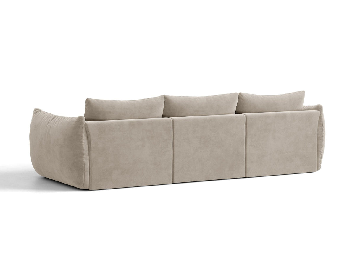 Modulares 4er Sofa Bloom von Micadoni in leichtem Beige, Bezug aus Casino-Velours, schwarze Kunststoffbeine, gepolsterte Rückenkissen.