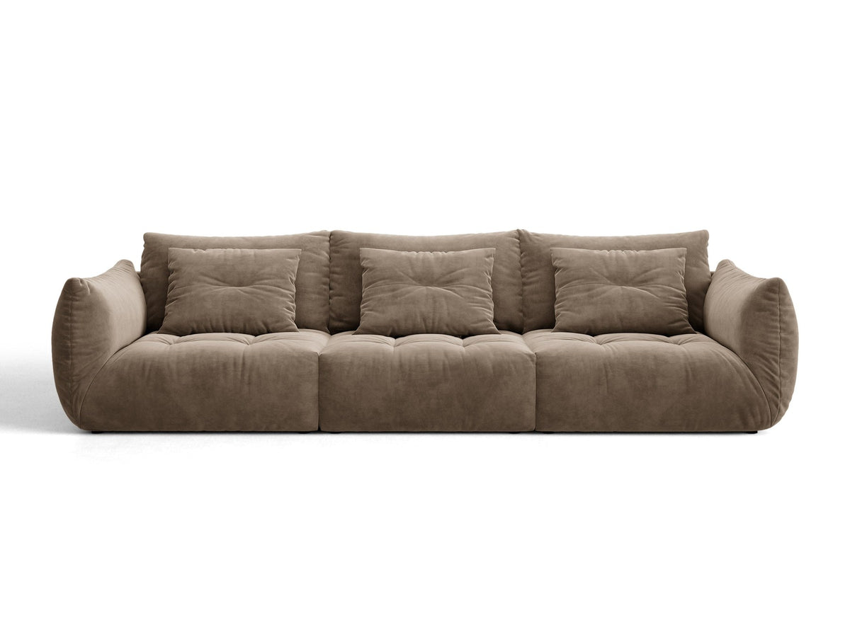 Modulares 4er Sofa Bloom von Micadoni in leichtem Beige, Bezug aus Casino-Velours, schwarze Kunststoffbeine, gepolsterte Rückenkissen.