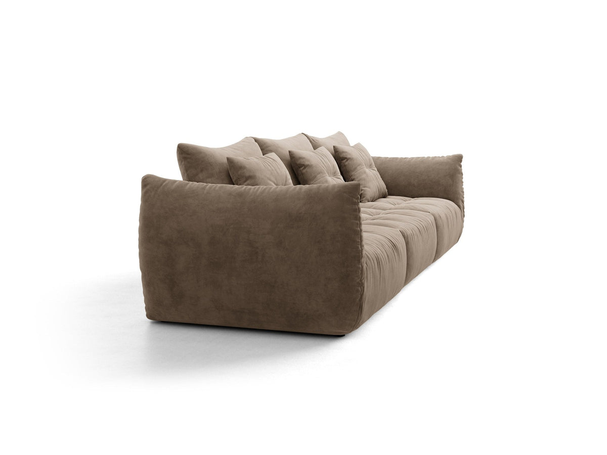 Modulares 4er Sofa Bloom von Micadoni in leichtem Beige, Bezug aus Casino-Velours, schwarze Kunststoffbeine, gepolsterte Rückenkissen.