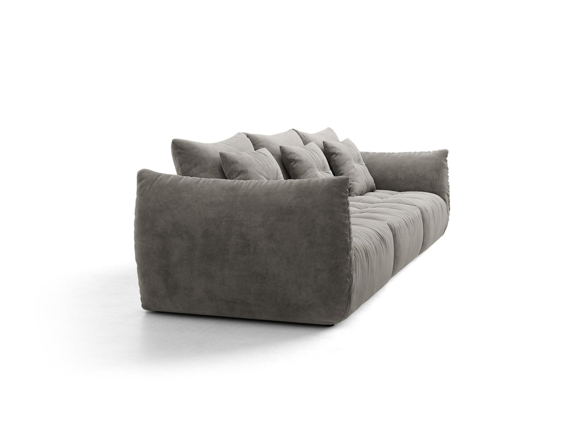 Modulares 4er Sofa Bloom von Micadoni in leichtem Beige, Bezug aus Casino-Velours, schwarze Kunststoffbeine, gepolsterte Rückenkissen.