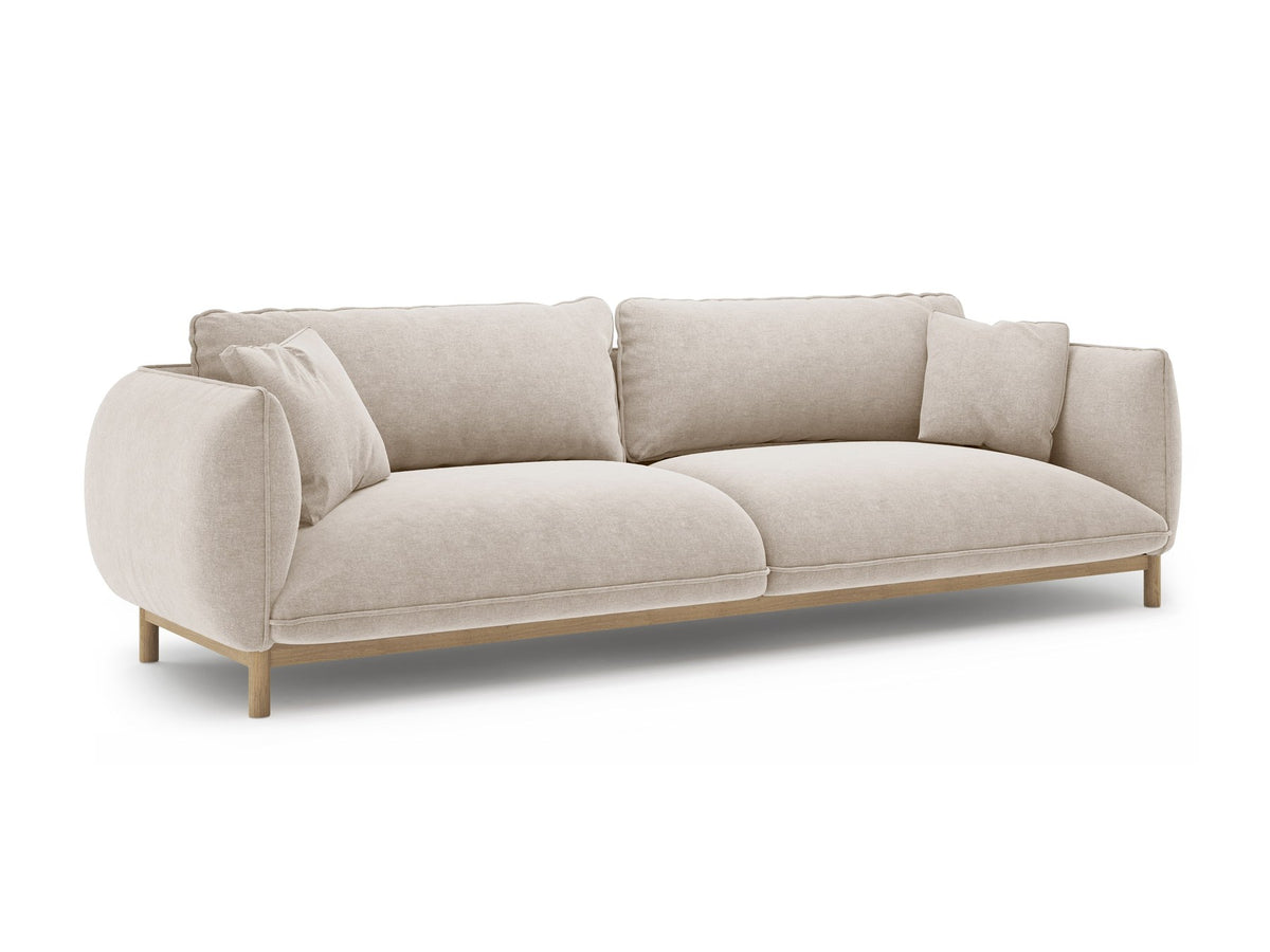 Vierersofa Ada von Micadoni in Mandel beige mit Casino-Stoffbezug, gerundeten Armlehnen und sichtbarem Buchenholzgestell auf Holzbeinen.