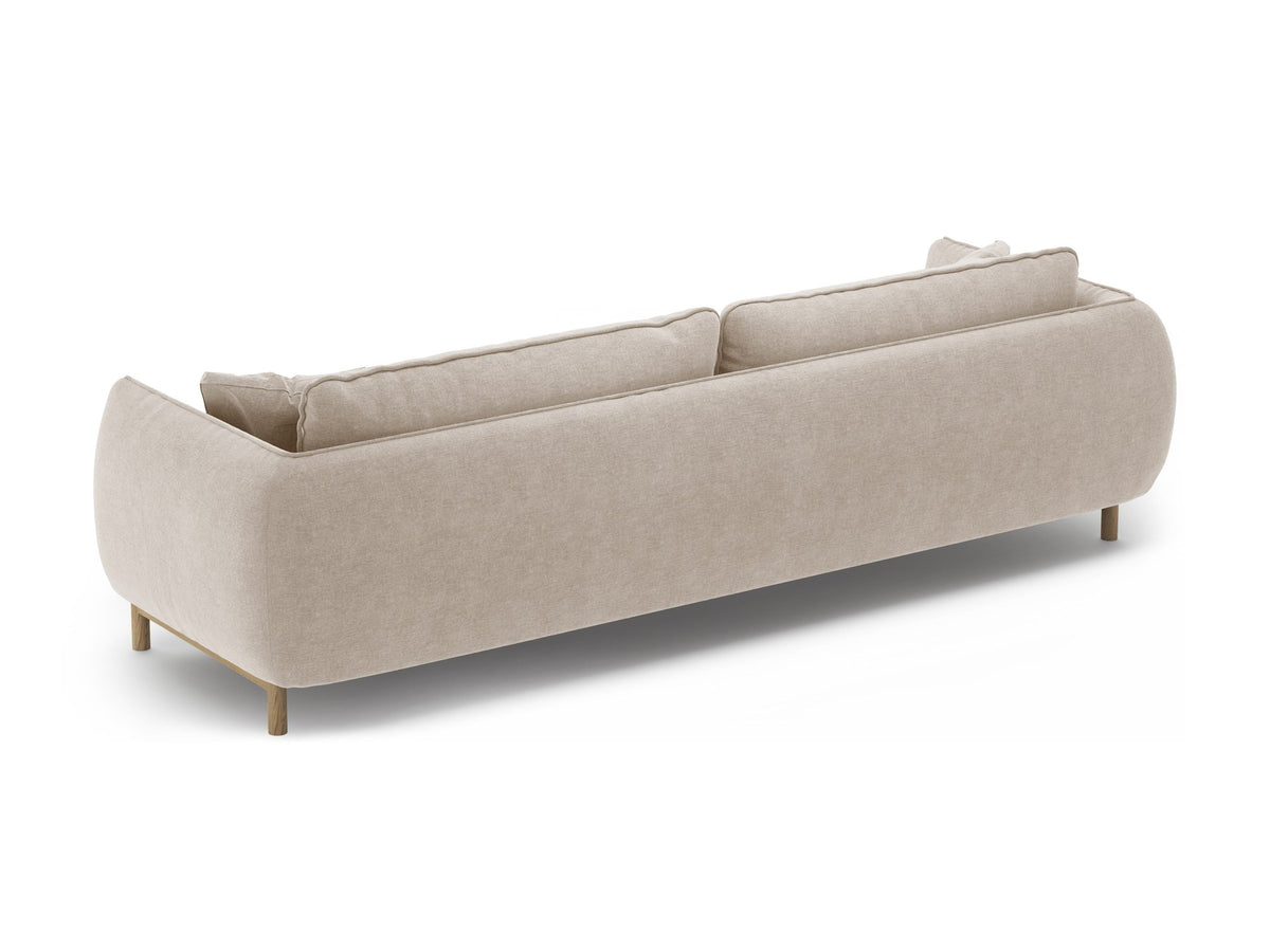 Vierersofa Ada von Micadoni in Mandel beige mit Casino-Stoffbezug, gerundeten Armlehnen und sichtbarem Buchenholzgestell auf Holzbeinen.