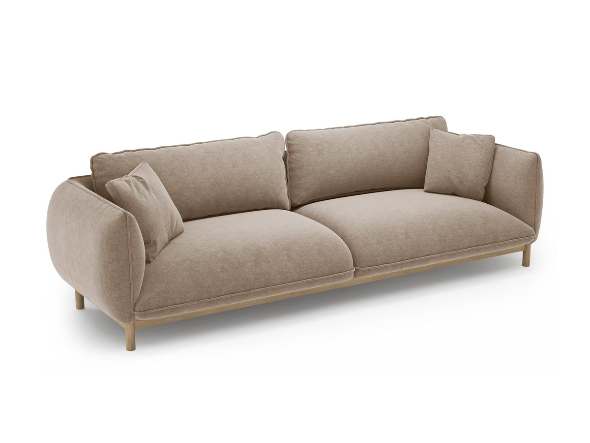 Vierersofa Ada von Micadoni in Mandel beige mit Casino-Stoffbezug, gerundeten Armlehnen und sichtbarem Buchenholzgestell auf Holzbeinen.