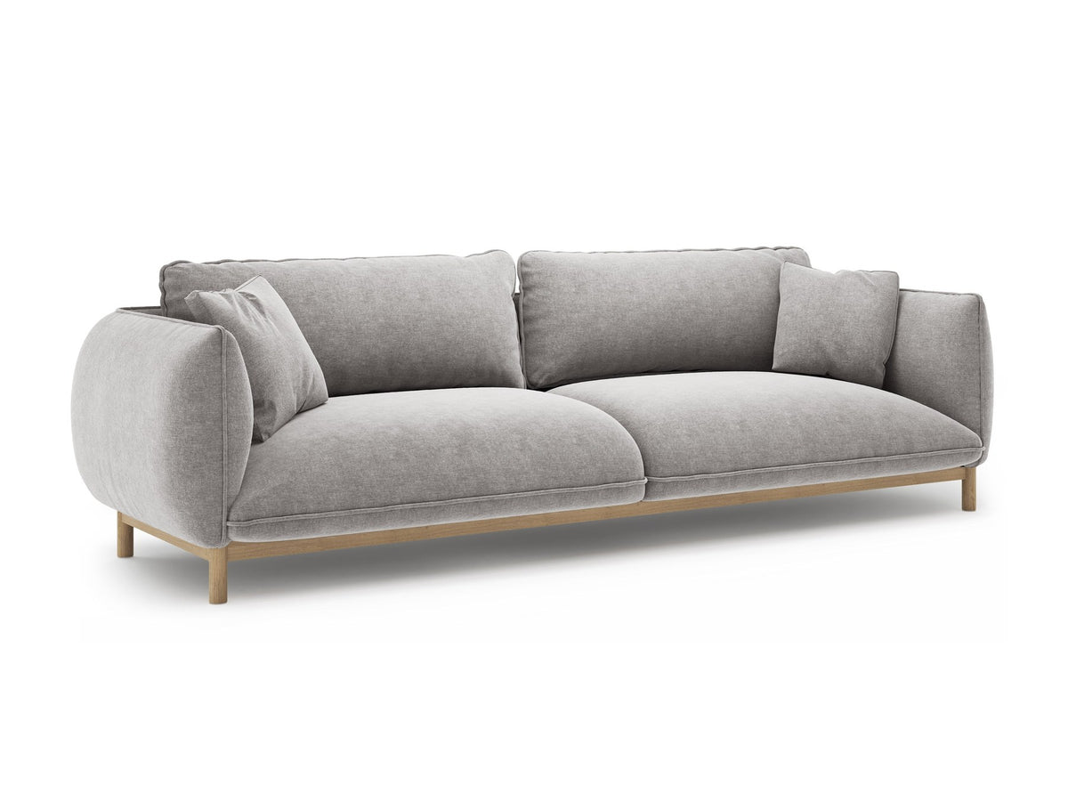 Vierersofa Ada von Micadoni in Mandel beige mit Casino-Stoffbezug, gerundeten Armlehnen und sichtbarem Buchenholzgestell auf Holzbeinen.