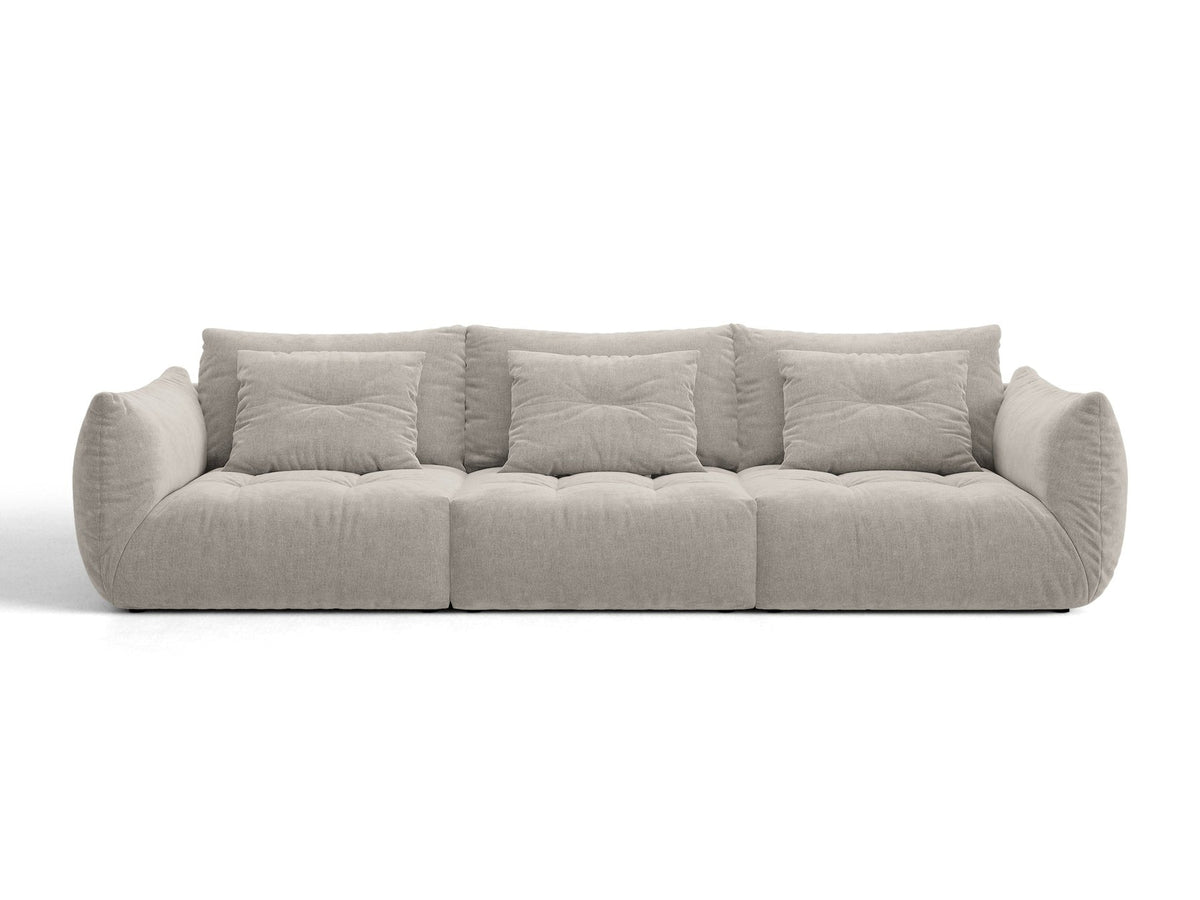 Modulares 4er Sofa Bloom von Micadoni in leichtem Beige, Bezug aus Casino-Velours, schwarze Kunststoffbeine, gepolsterte Rückenkissen.