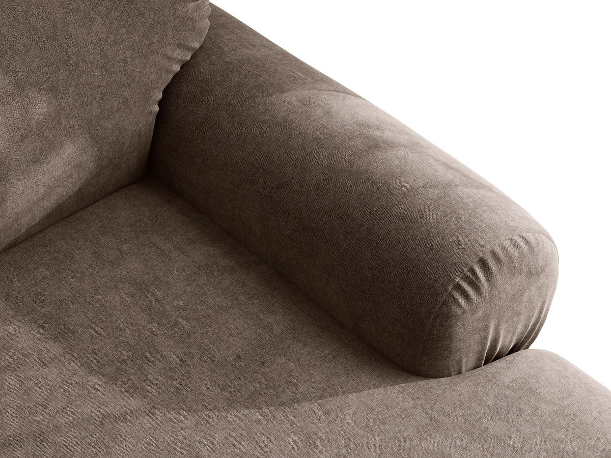 Beiges 4er Sofa Ophelia von Micadoni mit Liberty-Stoffbezug, niedriger Rückenlehne und schwarzen Kunststoffbeinen aus Polypropylen.