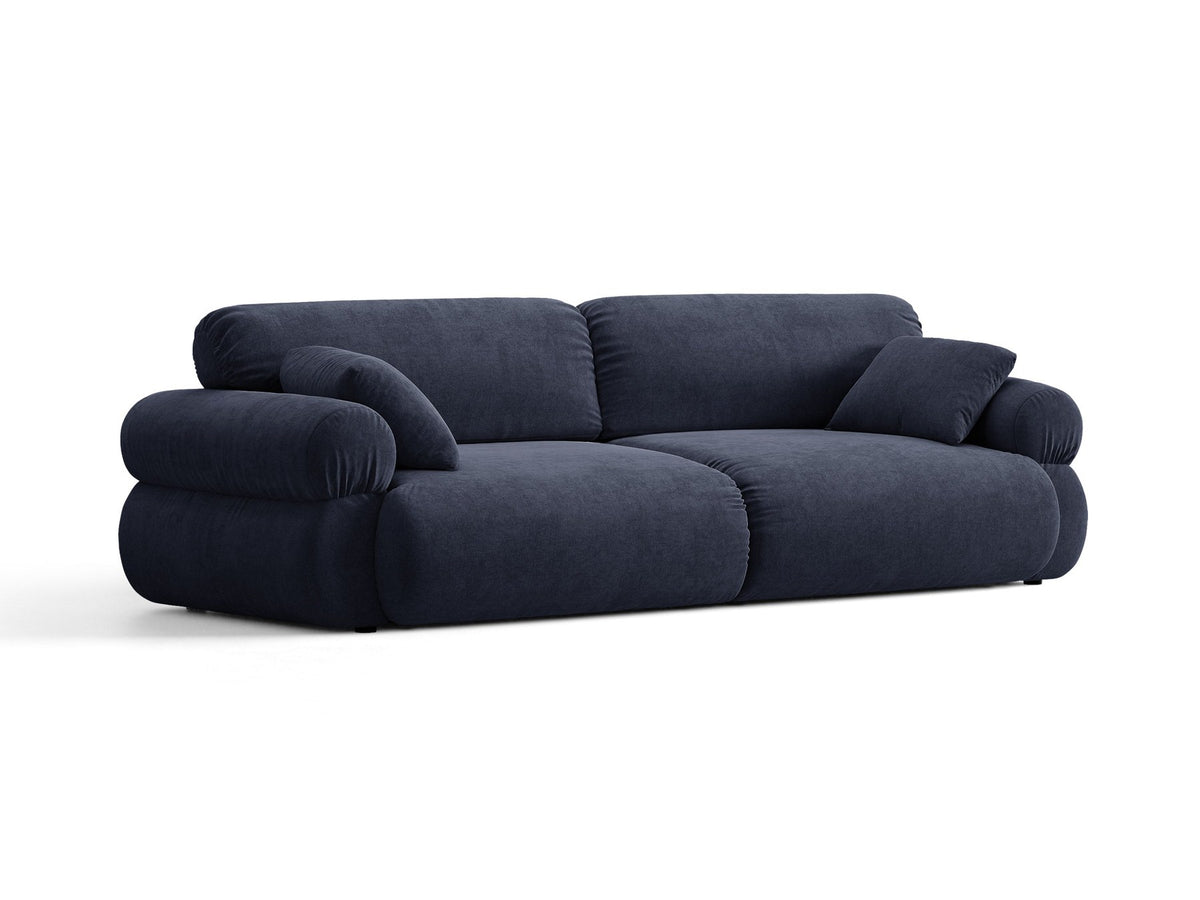 Beiges 4er Sofa Ophelia von Micadoni mit Liberty-Stoffbezug, niedriger Rückenlehne und schwarzen Kunststoffbeinen aus Polypropylen.
