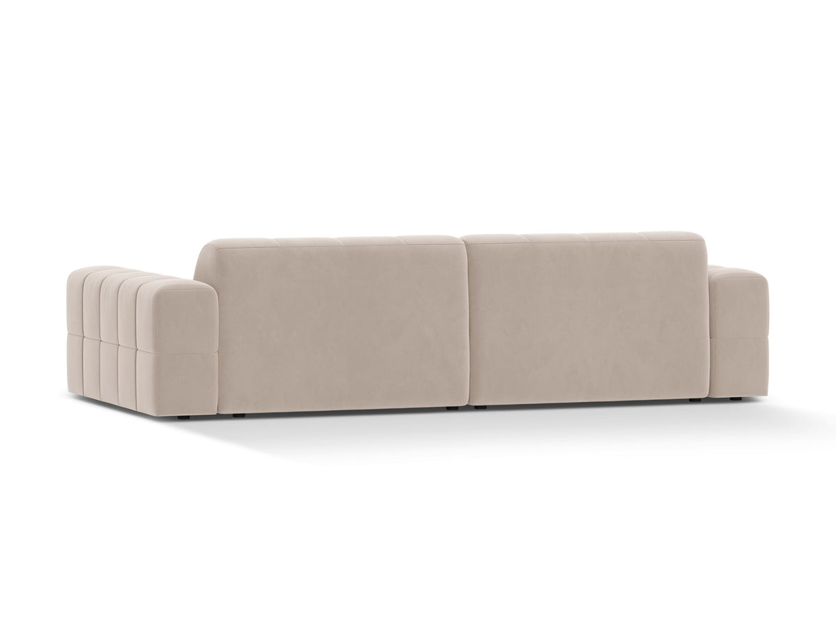 Beigefarbenes 4er Sofa Jennifer von Micadoni mit Samt-ähnlichem Bluvel-Stoff, schwarzen Kunststoffbeinen und gerader Rückenlehne.