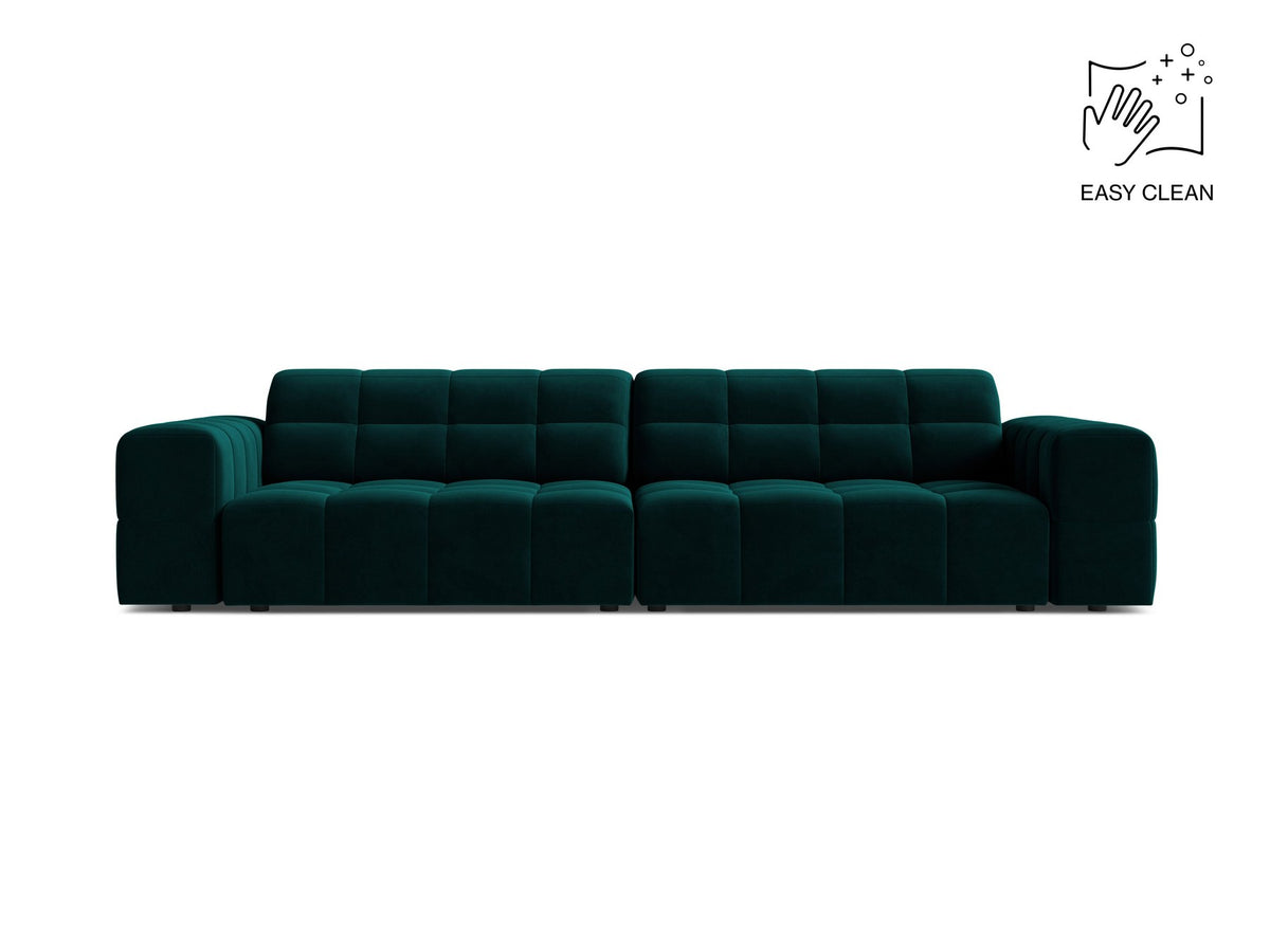 Beigefarbenes 4er Sofa Jennifer von Micadoni mit Samt-ähnlichem Bluvel-Stoff, schwarzen Kunststoffbeinen und gerader Rückenlehne.
