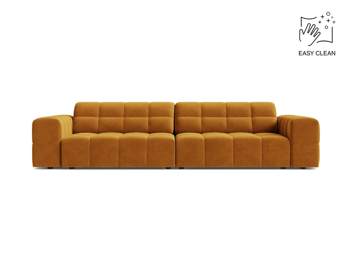 Beigefarbenes 4er Sofa Jennifer von Micadoni mit Samt-ähnlichem Bluvel-Stoff, schwarzen Kunststoffbeinen und gerader Rückenlehne.
