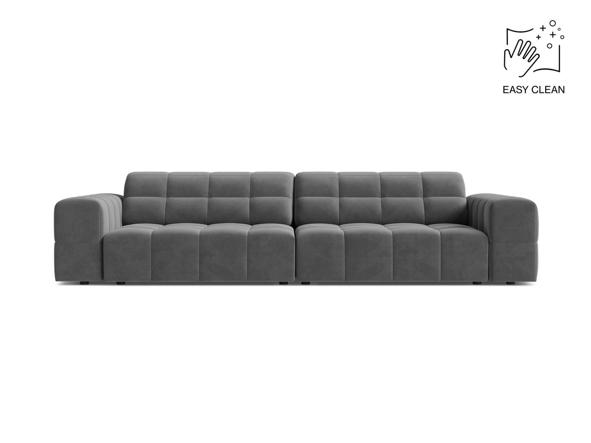 Beigefarbenes 4er Sofa Jennifer von Micadoni mit Samt-ähnlichem Bluvel-Stoff, schwarzen Kunststoffbeinen und gerader Rückenlehne.