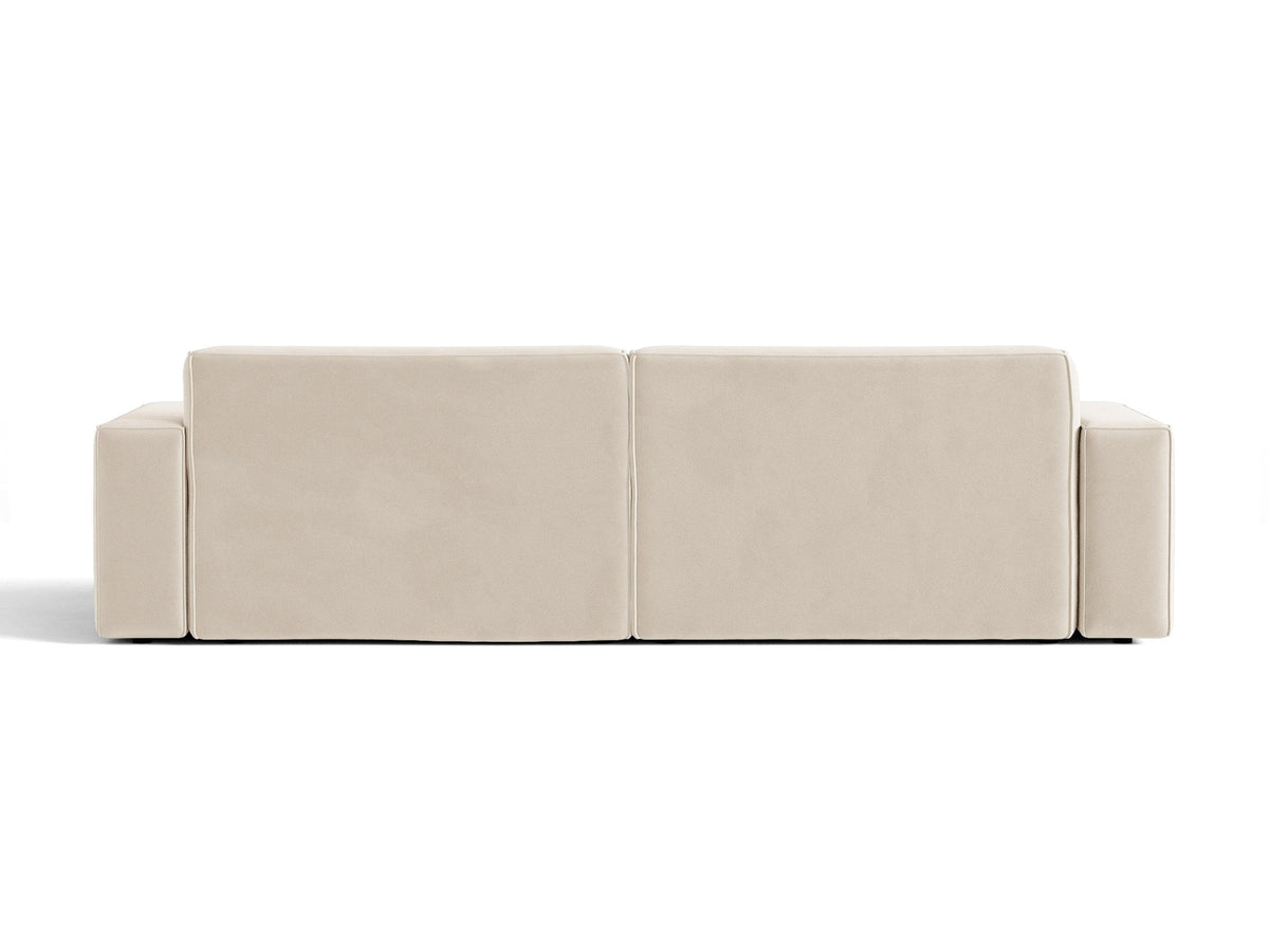 Modulares 4er Sofa Jodie von Micadoni in leichtem Beige mit Venus Samtstoff, schwarzen Kunststoffbeinen und niedriger Rückenlehne.