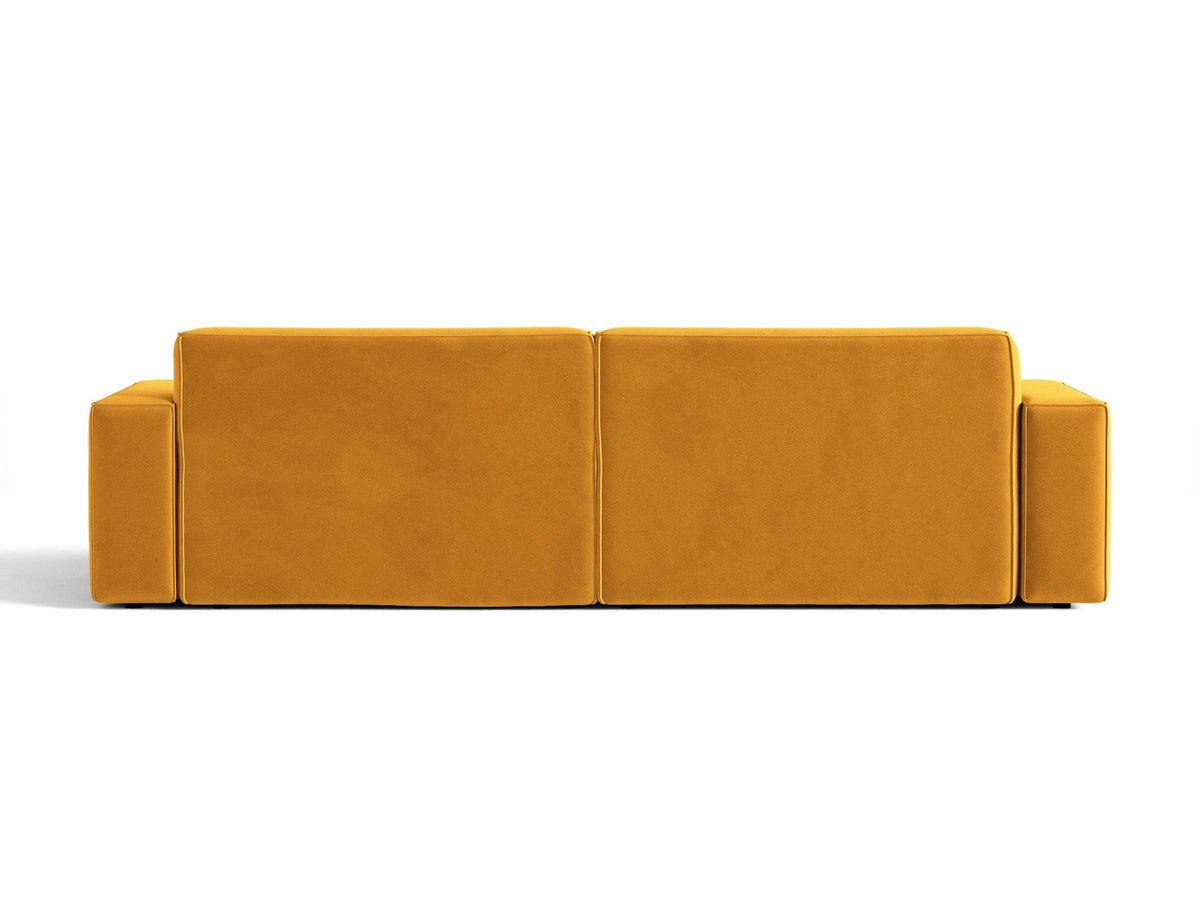 Modulares 4er Sofa Jodie von Micadoni in leichtem Beige mit Venus Samtstoff, schwarzen Kunststoffbeinen und niedriger Rückenlehne.