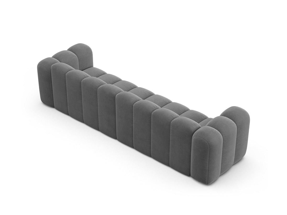 Beigefarbenes 4er Sofa Lupine von Micadoni aus Venus-Samtstoff mit schwarzen Kunststoffbeinen, modulares Design für dein Wohnzimmer.