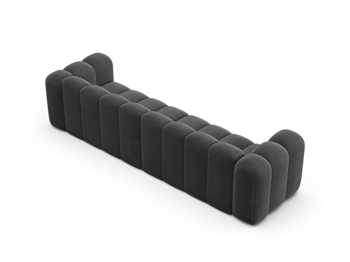 Beigefarbenes 4er Sofa Lupine von Micadoni aus Venus-Samtstoff mit schwarzen Kunststoffbeinen, modulares Design für dein Wohnzimmer.