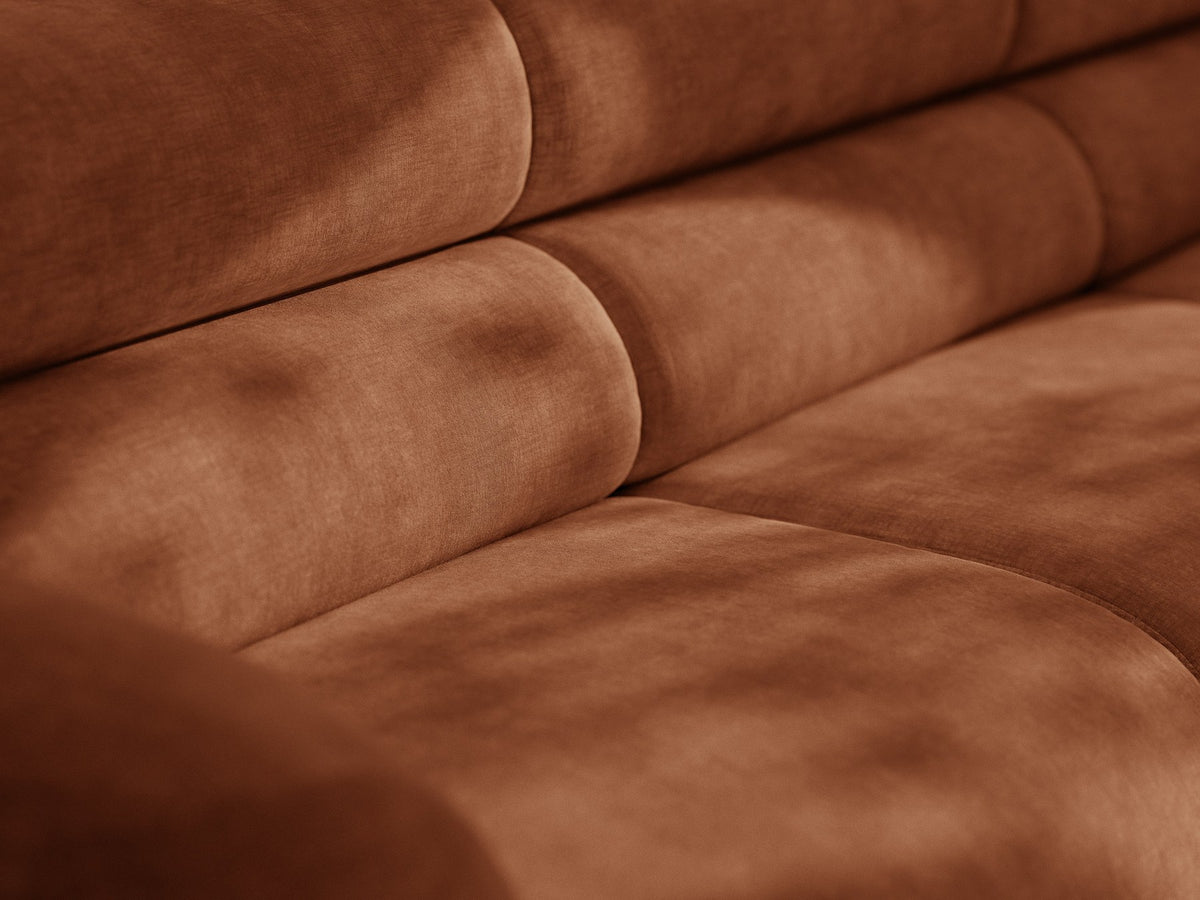 Modulares 4er Sofa Neo von Micadoni in dunklem Olivgrün mit strukturiertem Stoffbezug, hoher Rückenlehne und schwarzen Kunststoffbeinen.