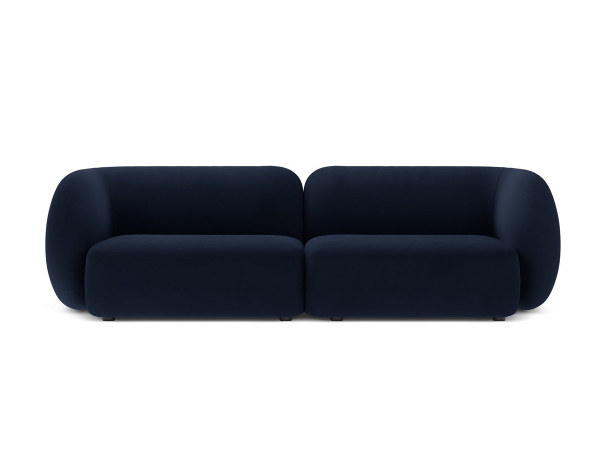 Weisses 4er Sofa Kate von Micadoni mit strukturiertem Bouclé-Stoff, schwarzen Kunststoffbeinen und breiter Sitzfläche.