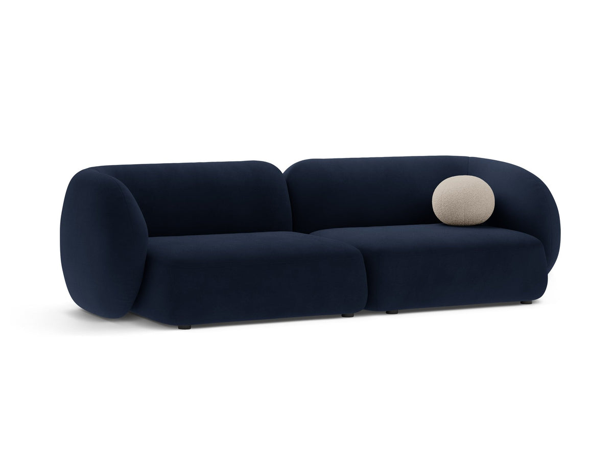Weisses 4er Sofa Kate von Micadoni mit strukturiertem Bouclé-Stoff, schwarzen Kunststoffbeinen und breiter Sitzfläche.
