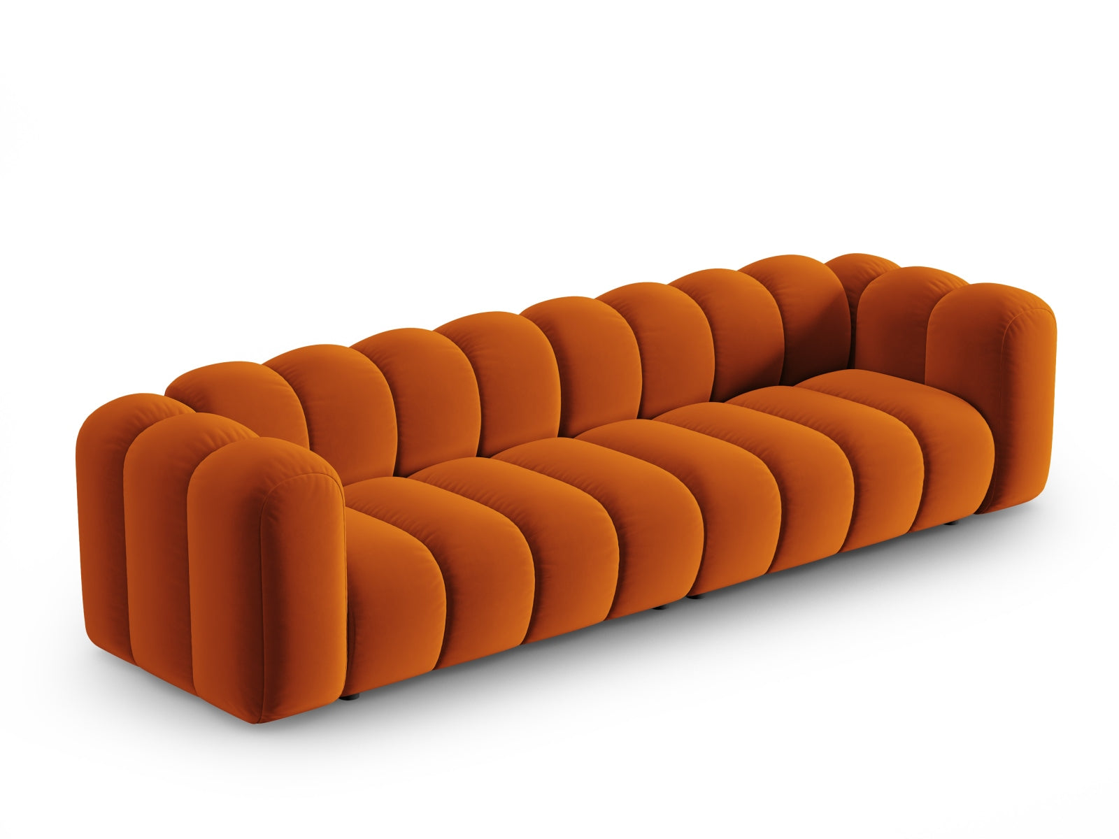 Elegantes Lupine Velour Sofa für 4 Personen in warmem Terracotta, ideal für stilvolle Wohnräume, erhältlich bei KAQTU Design AG.