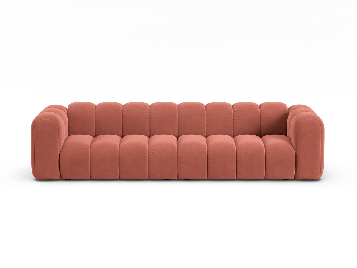 Lupine Velour modulares Sofa 4 Sitzer in Coral-Salvador präsentiert im Onlineshop von KAQTU Design AG. 4er Sofa ist von Micadoni
