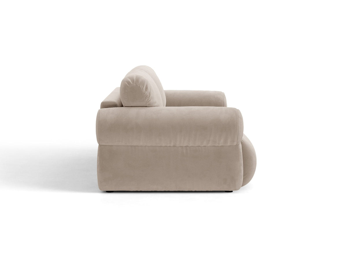 Beiges 4er Sofa Ophelia von Micadoni mit Liberty-Stoffbezug, niedriger Rückenlehne und schwarzen Kunststoffbeinen aus Polypropylen.