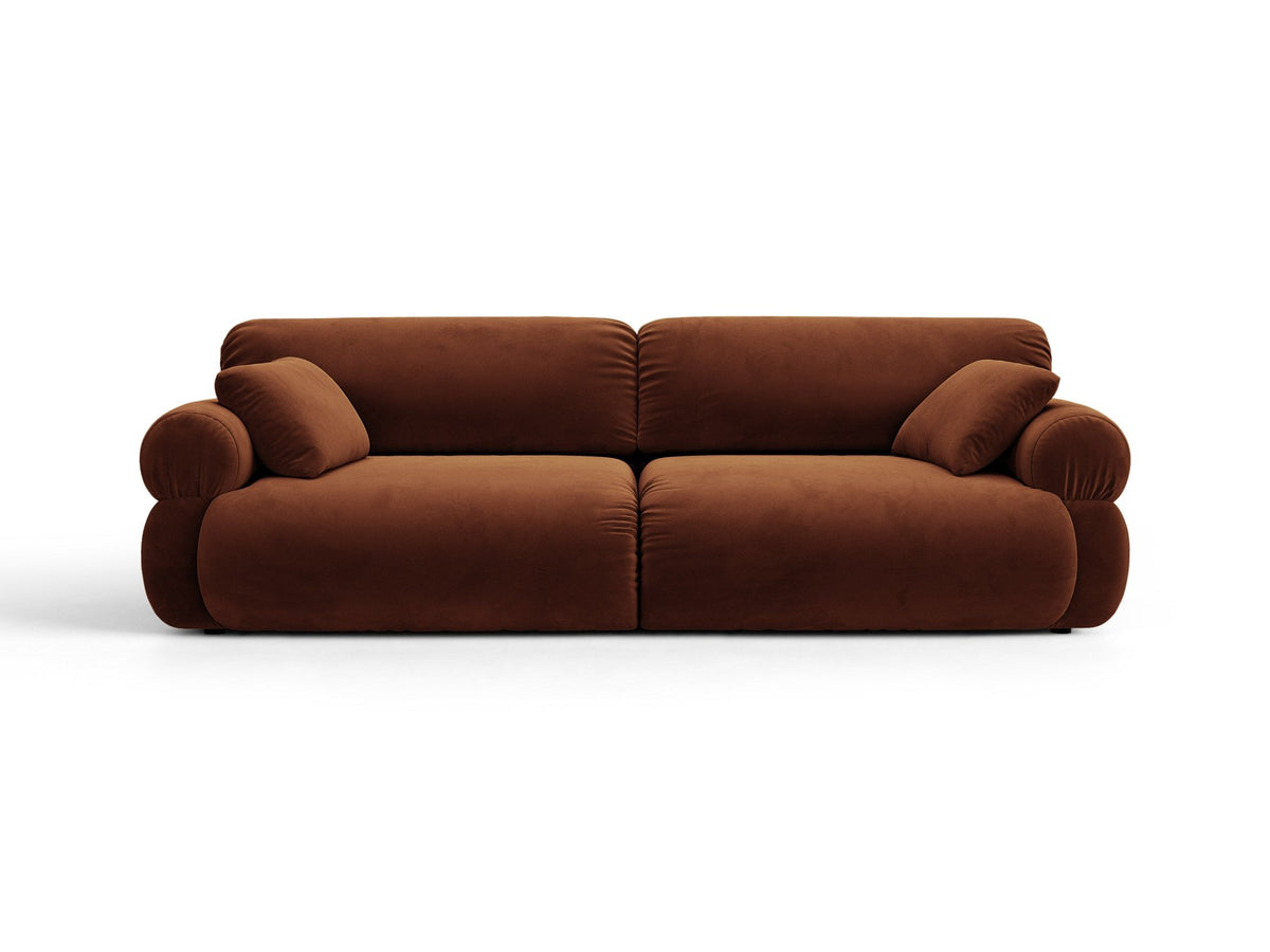 Beiges 4er Sofa Ophelia von Micadoni mit Liberty-Stoffbezug, niedriger Rückenlehne und schwarzen Kunststoffbeinen aus Polypropylen.