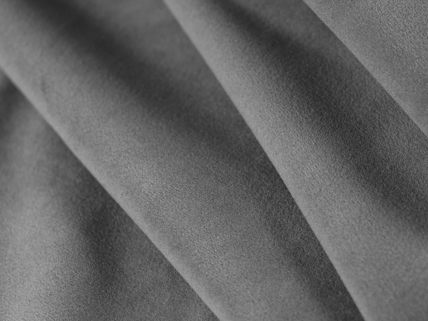 Ruby Velour Sofa 4 Sitzer in Grey präsentiert im Onlineshop von KAQTU Design AG. 4er Sofa ist von Micadoni