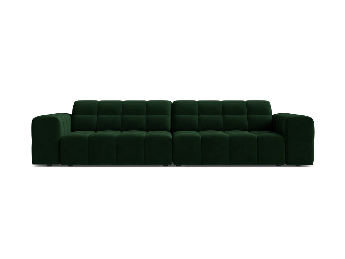 Beigefarbenes 4er Sofa Jennifer von Micadoni mit Samt-ähnlichem Bluvel-Stoff, schwarzen Kunststoffbeinen und gerader Rückenlehne.