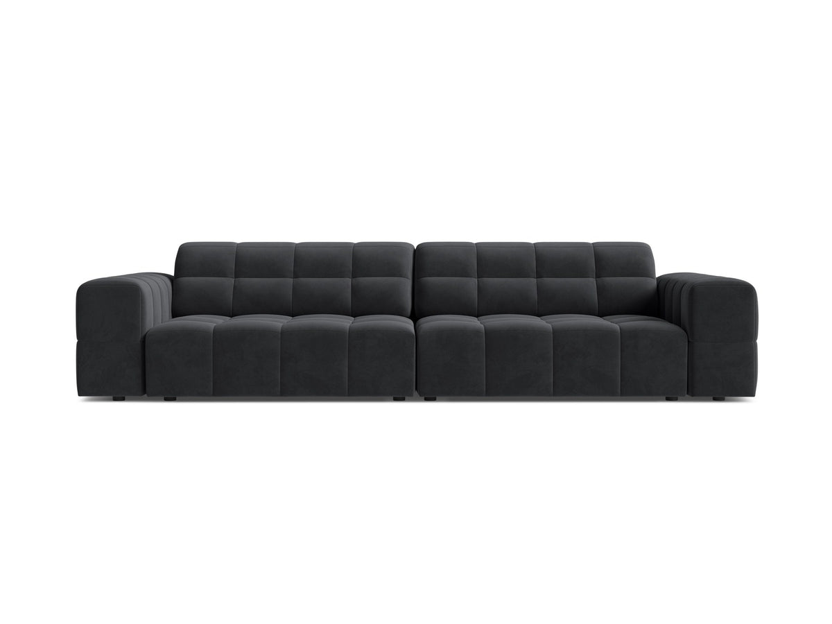 Beigefarbenes 4er Sofa Jennifer von Micadoni mit Samt-ähnlichem Bluvel-Stoff, schwarzen Kunststoffbeinen und gerader Rückenlehne.