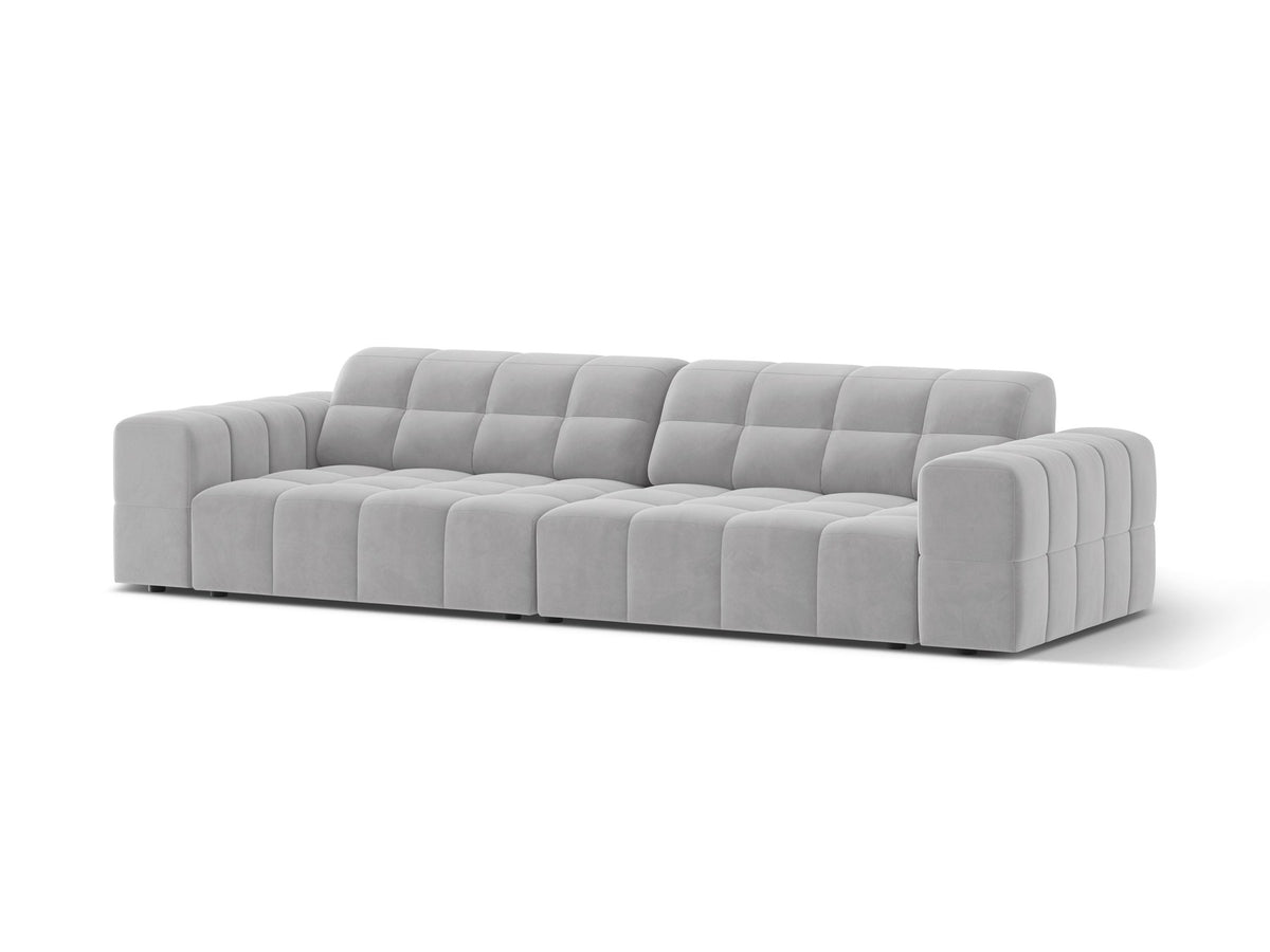 Beigefarbenes 4er Sofa Jennifer von Micadoni mit Samt-ähnlichem Bluvel-Stoff, schwarzen Kunststoffbeinen und gerader Rückenlehne.