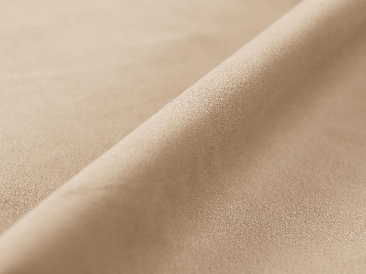Elegantes Eden Velour Sofa für 4 Personen in sanftem Nude, ideal für stilvolle Wohnräume und gesellige Abende.