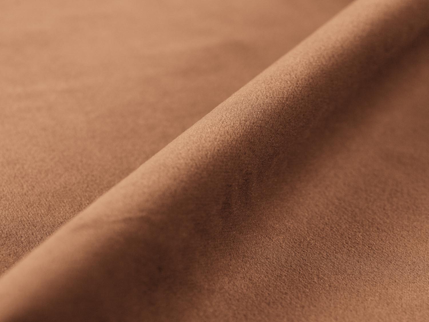 Elegantes Eden Velour Sofa für 4 Personen von Micadoni in warmem Honey-Paris Farbton, ideal für stilvolle und einladende Wohnräume.