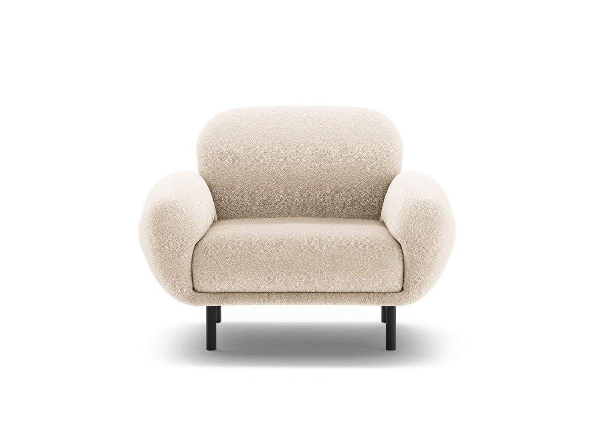 Weisser Poppy Armsessel von Micadoni mit Bouclé-Stoff, abgerundeter Form und schwarzen Metallbeinen, freigestellt fotografiert.