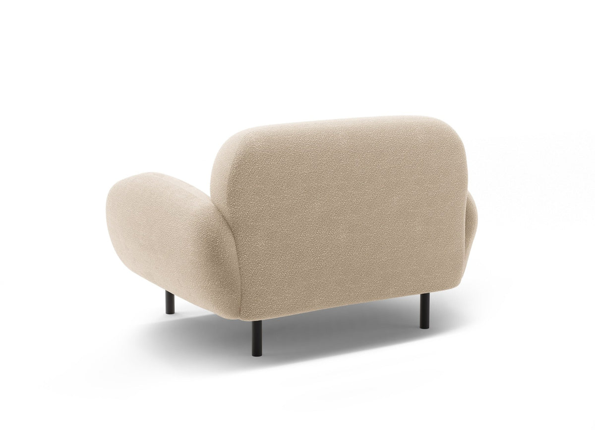 Weisser Poppy Armsessel von Micadoni mit Bouclé-Stoff, abgerundeter Form und schwarzen Metallbeinen, freigestellt fotografiert.