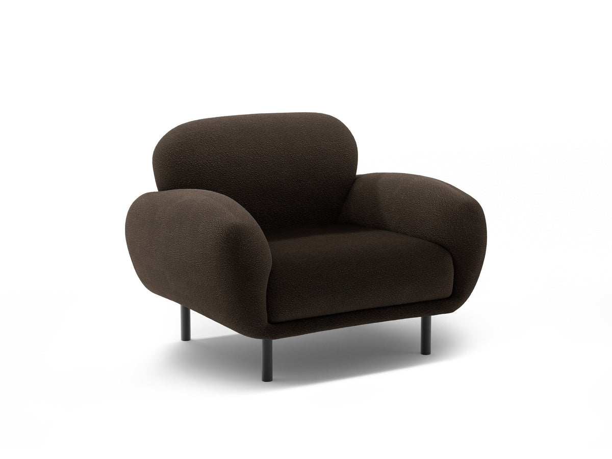 Weisser Poppy Armsessel von Micadoni mit Bouclé-Stoff, abgerundeter Form und schwarzen Metallbeinen, freigestellt fotografiert.