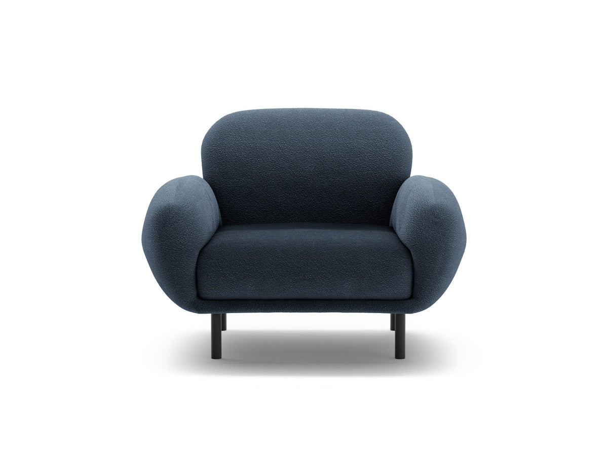 Weisser Poppy Armsessel von Micadoni mit Bouclé-Stoff, abgerundeter Form und schwarzen Metallbeinen, freigestellt fotografiert.